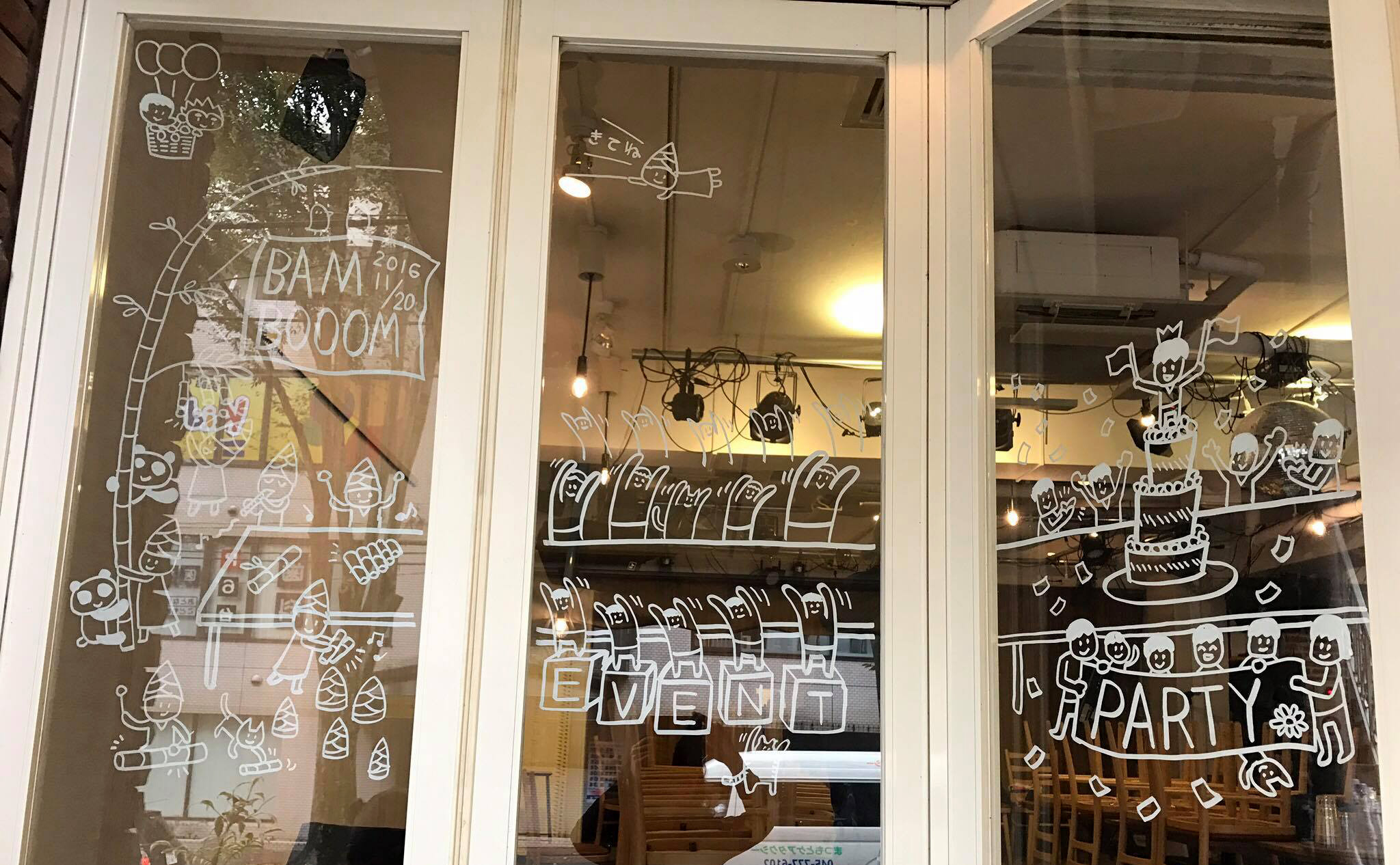コミュニティカフェの８面窓それぞれにキーワードを設定し絵を描きました Web屋が広告業界にきてみた